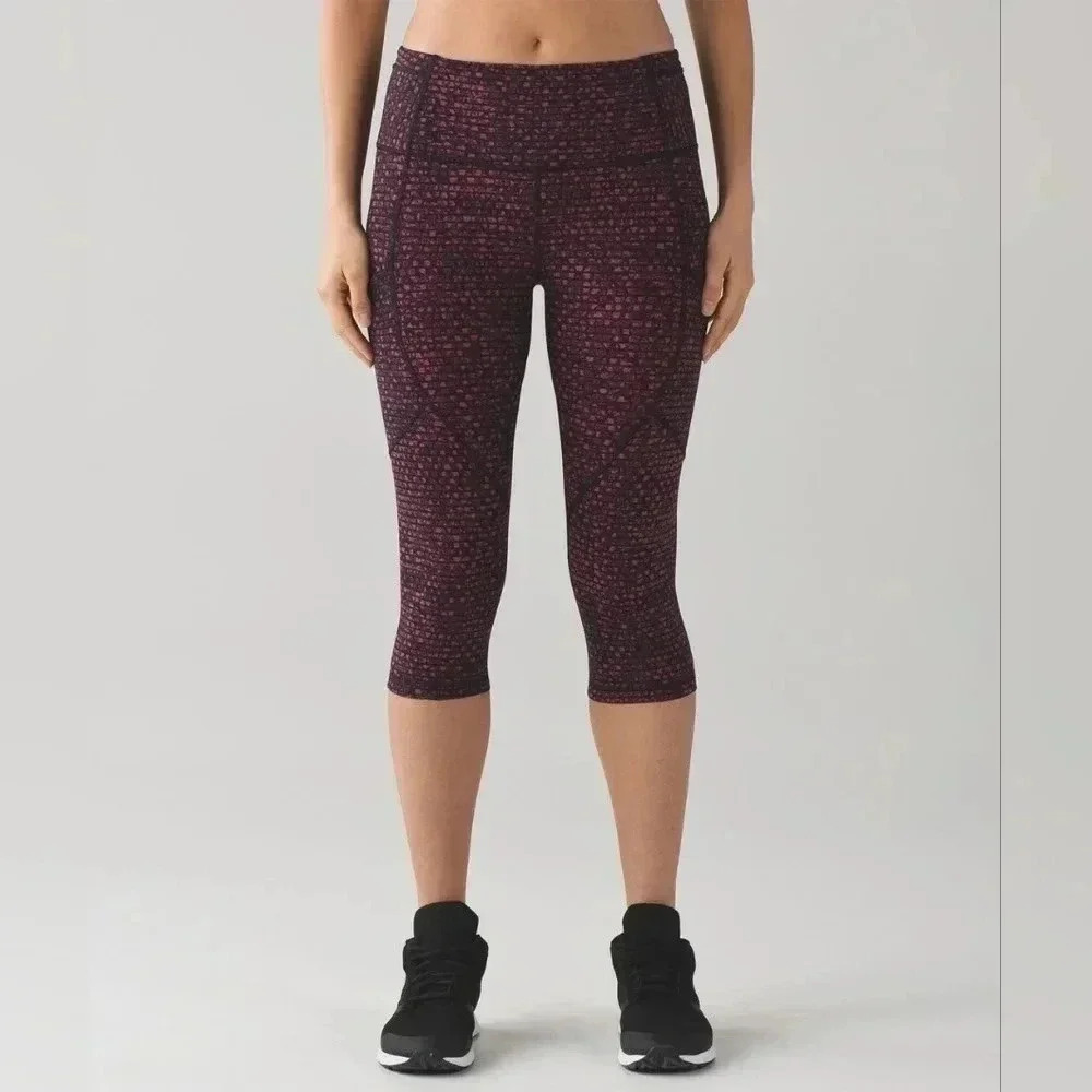 Lululemon Outrun 17" CropShatter Weave Dust Coral Plum / Black